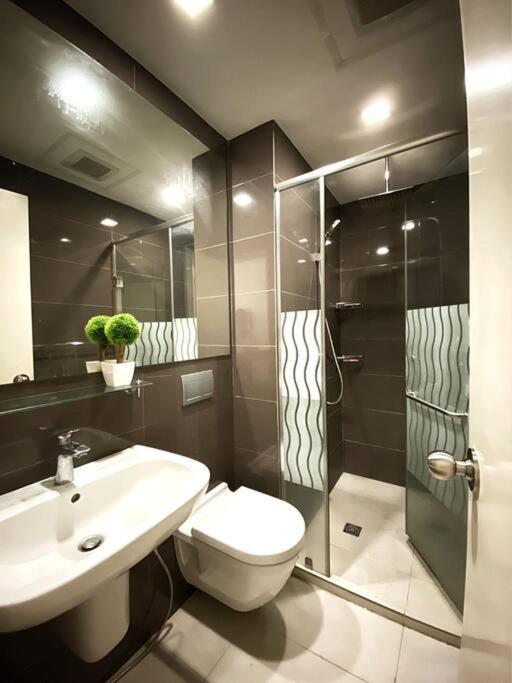 Acqua Private Residence Livingstone Tower Condo Unit With Free Wifi Manila Eksteriør bilde